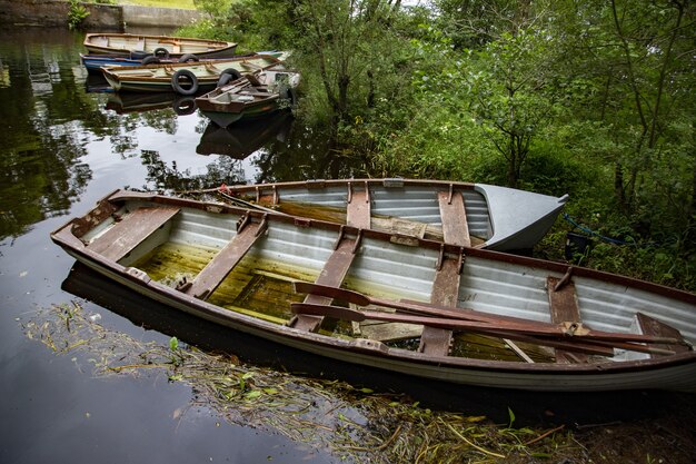 Foto de alto ângulo de barcos a remos no Lough Cullin, perto de Pontoon, no Condado de Mayo, Irlanda