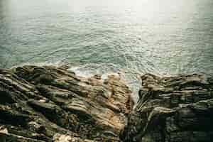 Foto grátis foto de alto ângulo de belas formações rochosas perto do oceano durante o dia