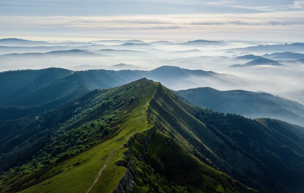 Foto de alto ângulo de colinas com nevoeiro