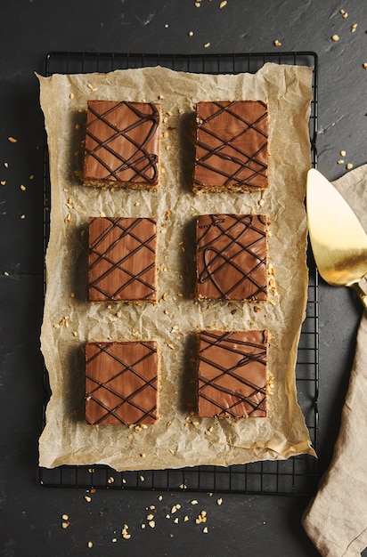 Foto grátis foto de alto ângulo de deliciosos bolos de nozes fatiados com cobertura de chocolate