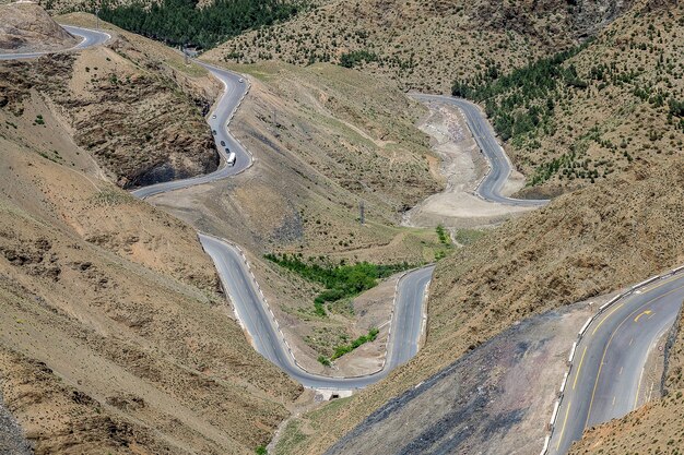 Foto de alto ângulo de estradas sinuosas em uma área com colinas vazias