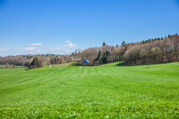 Foto de alto ângulo de um campo de golfe em Otocec, Eslovênia, em um dia ensolarado de verão