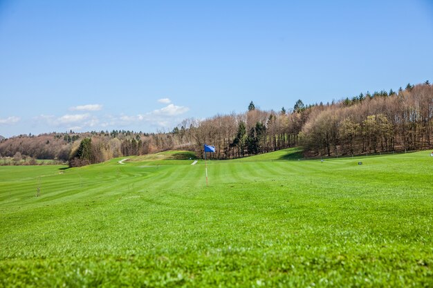 Foto de alto ângulo de um campo de golfe em Otocec, Eslovênia, em um dia ensolarado de verão