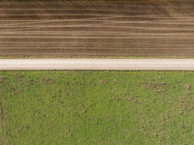 Foto de alto ângulo de um campo parcialmente seco devido a mudanças no clima