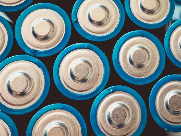 Foto de alto ângulo de um grupo de baterias azuis em uma superfície