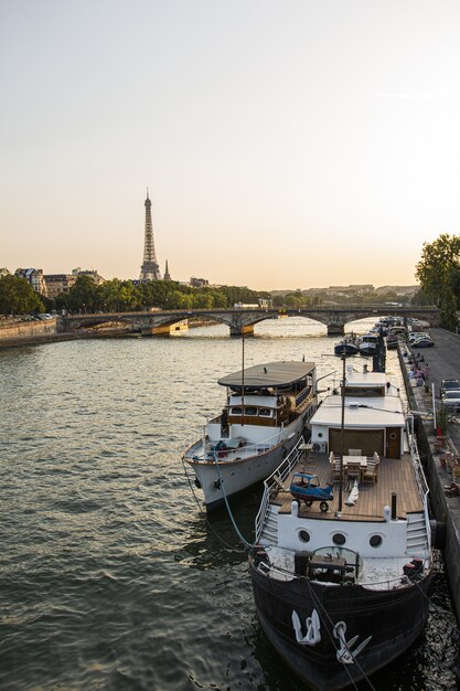 Foto de alto ângulo de um iate ancorado no rio com a Torre Eiffel