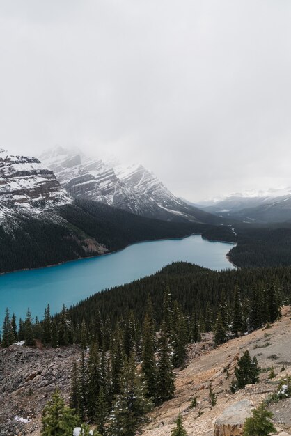 Foto de alto ângulo de um lago cristalino congelado cercado por uma paisagem montanhosa