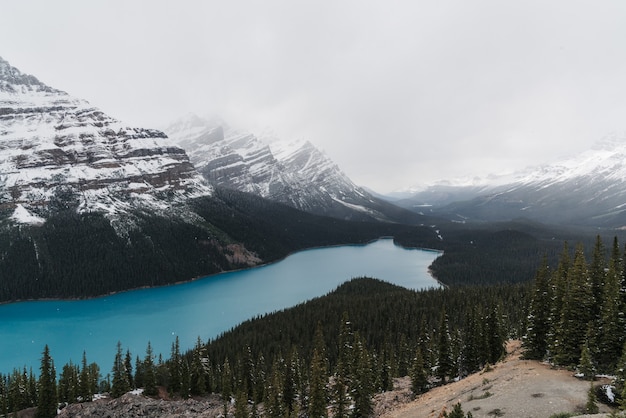 Foto de alto ângulo de um lago cristalino congelado cercado por uma paisagem montanhosa