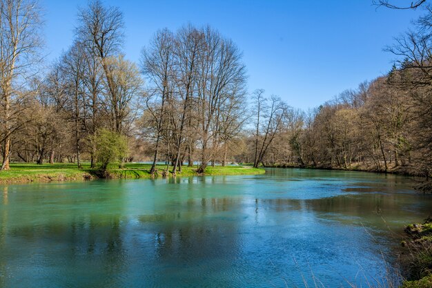 Foto de alto ângulo de um lago no campo de golfe em Otocec, Eslovênia