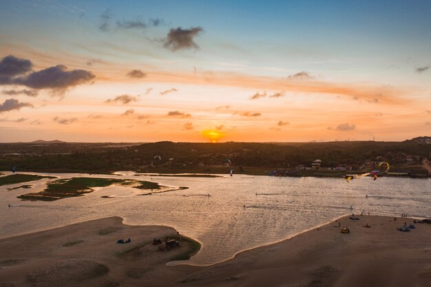 Foto de alto ângulo de um mar sob o lindo pôr do sol no céu colorido capturada no Brasil