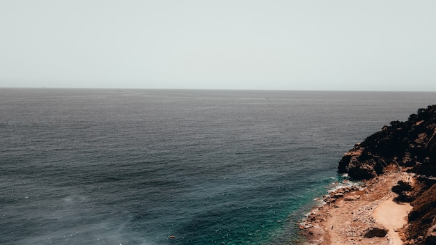 Foto de alto ângulo de um penhasco à beira-mar