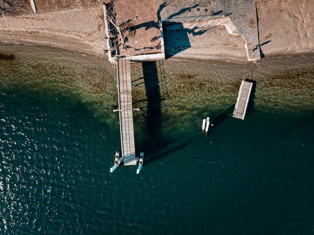 Foto grátis foto de alto ângulo de uma doca à beira-mar