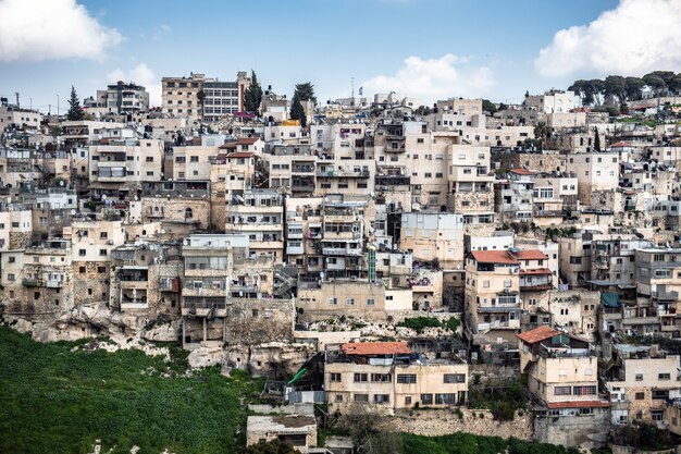 Foto de alto ângulo de uma paisagem urbana com muitos edifícios de concreto sob um lindo céu nublado