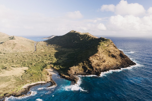 Foto de alto ângulo de uma praia com céu azul nublado