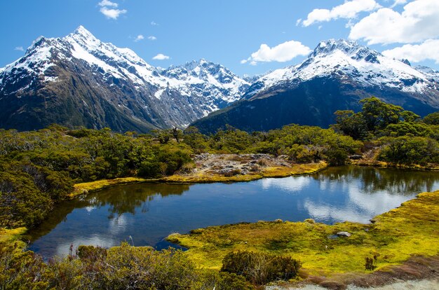 Foto de alto ângulo do Key Summit e do Lago Marian na Nova Zelândia