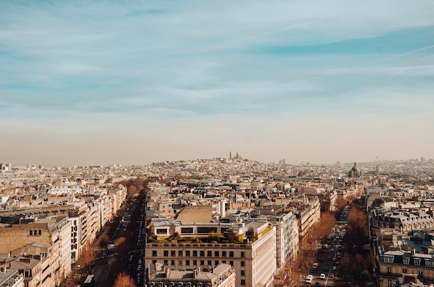 Foto de alto ângulo dos belos edifícios e ruas capturada em Paris, França