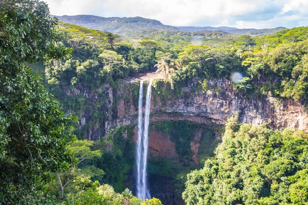 Foto de ângulo alto da bela Cachoeira Chamarel, nas Ilhas Maurício
