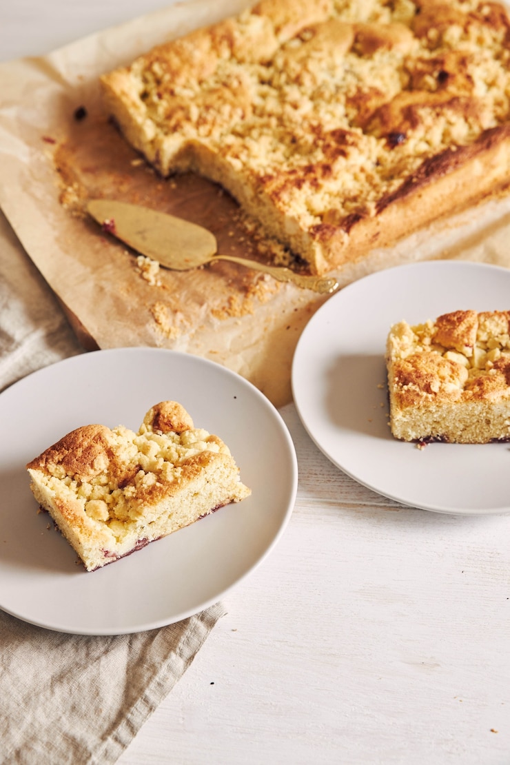 Foto grátis foto de ângulo alto de pedaços do delicioso bolo de folha de jerry crumble em uma mesa de madeira branca