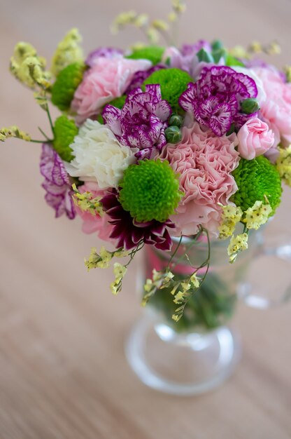 Foto de ângulo alto de um lindo buquê de flores em um copo