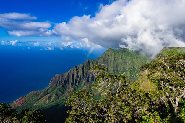 Foto de ângulo alto do famoso Vale Kalalau em Kauai, Havaí