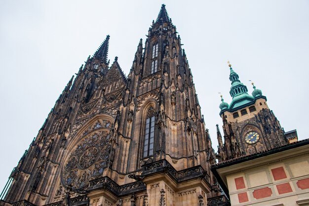 Foto de ângulo baixo da famosa Catedral Metropolitana de Santos Vito em Praga, República Tcheca