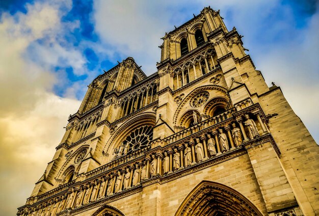 Foto de ângulo baixo da Praça Jean XXIII capturada sob um lindo céu nublado em Paris, França