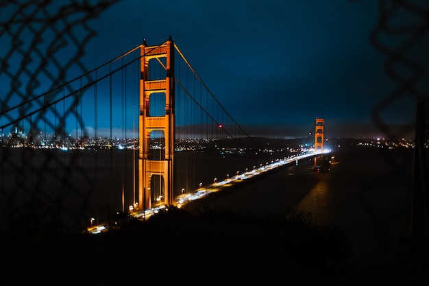 Foto de ângulo elevado da ponte Golden Gate sob um céu azul escuro à noite