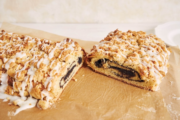 Foto de ângulo superior de um delicioso bolo de sementes de papoula com cobertura de açúcar branco em uma mesa branca