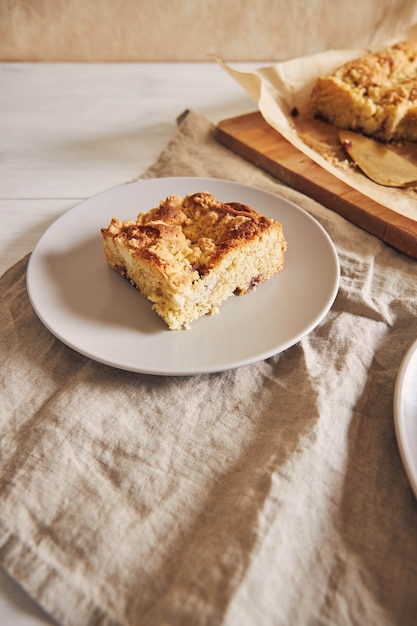 Foto de ângulo superior de um pedaço do delicioso bolo de folha de Jerry Crumble em uma mesa de madeira branca