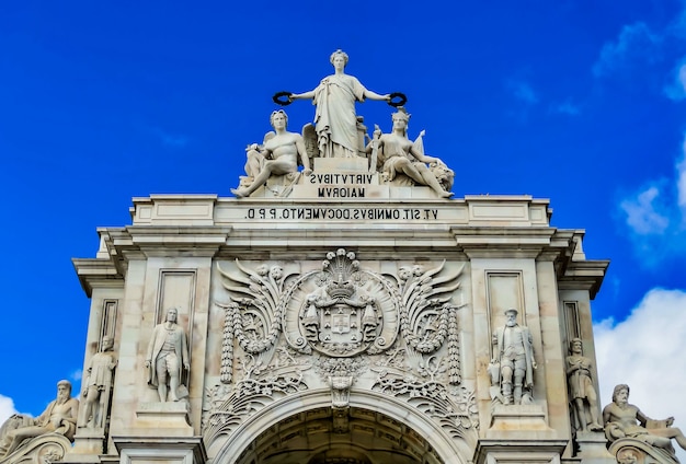 Foto de baixo ângulo da bela Praça do Comércio capturada sob o céu azul em Lisboa, Portugal