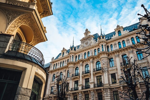 Foto de baixo ângulo da fachada de um edifício de arquitetura Art Nouveau em Riga, Letônia