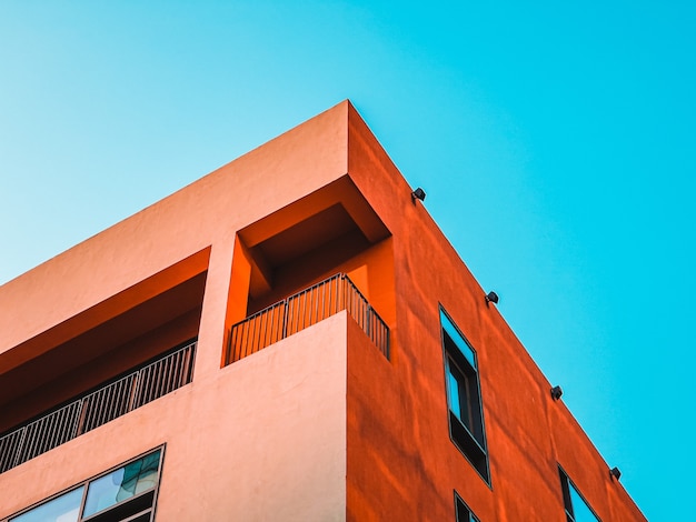 Foto de baixo ângulo da fachada de um edifício moderno