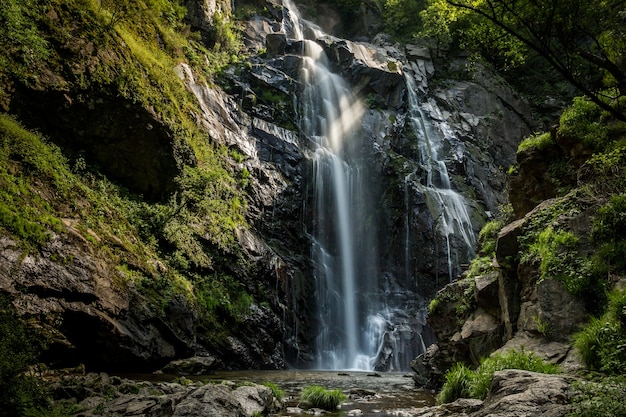 Foto grátis foto de baixo ângulo da fervenza do toxa quintas espanha em um dia ensolarado