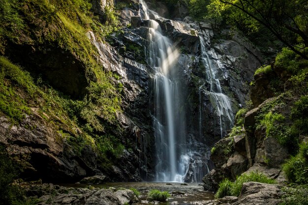 Foto de baixo ângulo da Fervenza do Toxa Quintas Espanha em um dia ensolarado