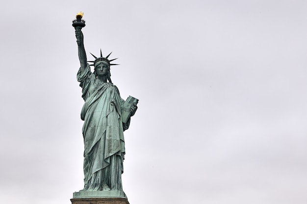 Foto de baixo ângulo da incrível Estátua da Liberdade em Nova York, EUA