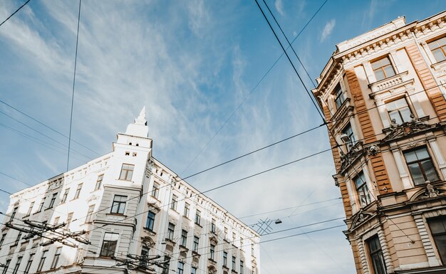 Foto de baixo ângulo de belos edifícios antigos de pedra