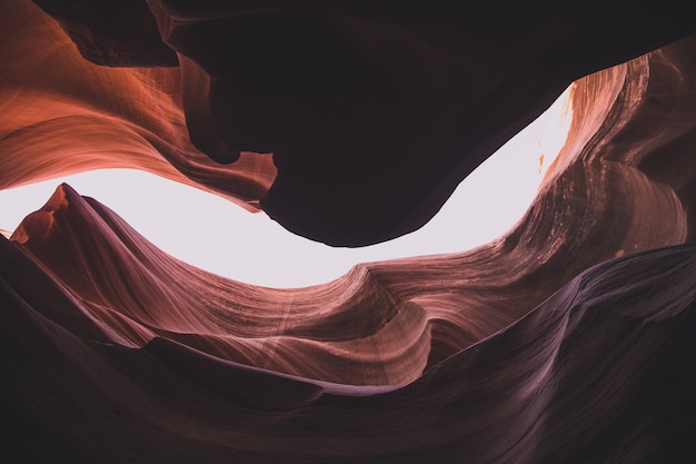 Foto de baixo ângulo de incríveis formações de arenito em Slot Canyon em Utah