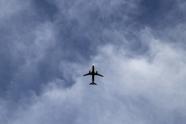 Foto de baixo ângulo de um avião durante o vôo