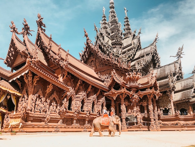 Foto de baixo ângulo de um belo santuário da verdade em Pattaya, Tailândia