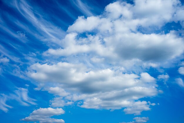 Foto de baixo ângulo de um céu azul nublado durante o dia