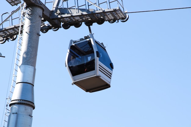 Foto de baixo ângulo de um teleférico sob o céu claro