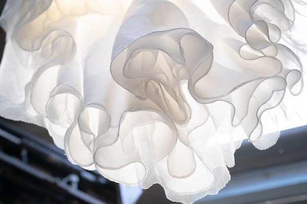 Foto grátis foto de baixo ângulo de um vestido de noiva branco