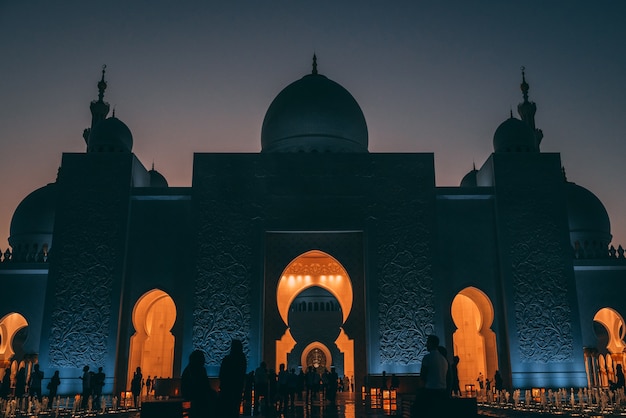 Foto de baixo ângulo de uma Grande Mesquita em Abu Dhabi com luzes brilhantes dentro de um edifício