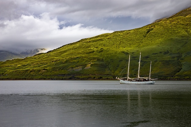 Foto de baixo ângulo de uma única escuna em killary harbour, galway, república da irlanda