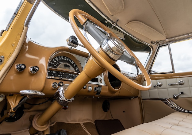 Foto de baixo ângulo do interior de um carro, incluindo o volante