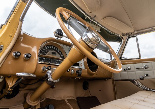 Foto de baixo ângulo do interior de um carro, incluindo o volante