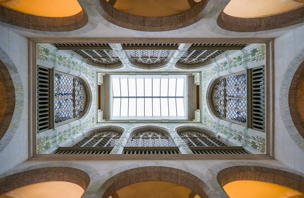 Foto de baixo ângulo do interior de um edifício antigo com paredes e cúpulas geométricas