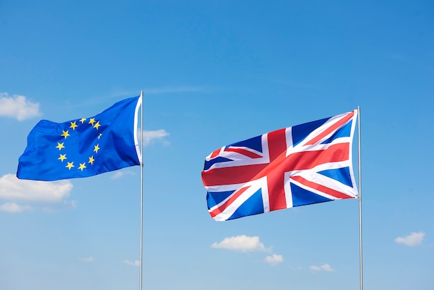 Foto de bandeiras do brexit balançando do lado de fora