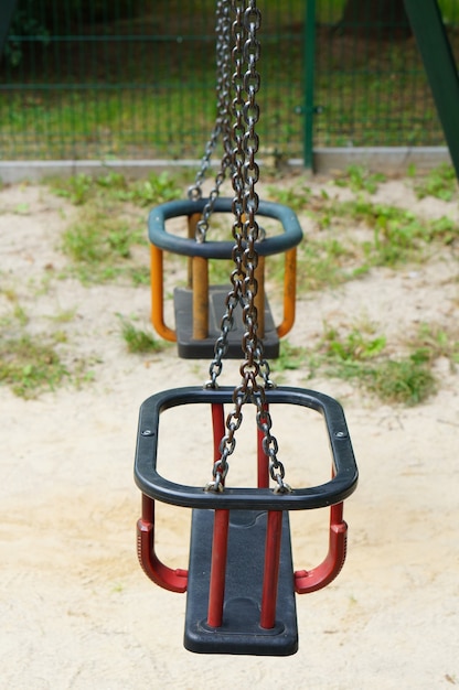 Foto grátis foto de bebês balançando em um parque infantil público