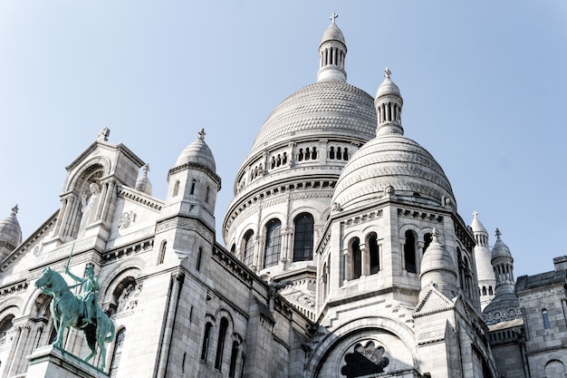 Foto de belo ângulo baixo da famosa catedral de Sacre-Coeur em Paris, França